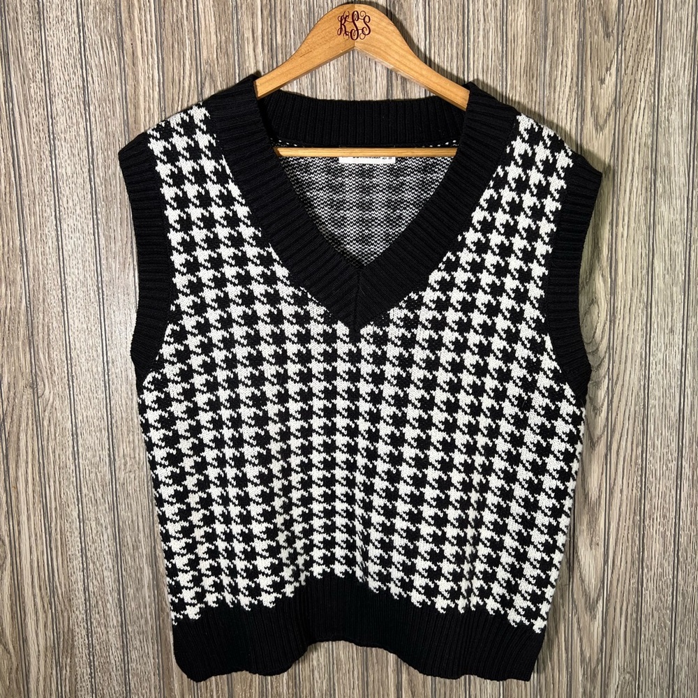 B&W Houndstooth Print Sleeveless V-Neck Sweater Vest Top